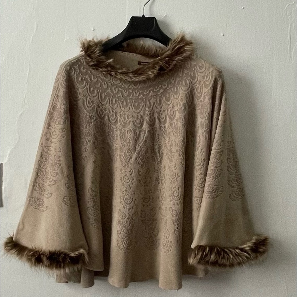 Do Everything in Love Greek Pattern Fur Poncho-EF